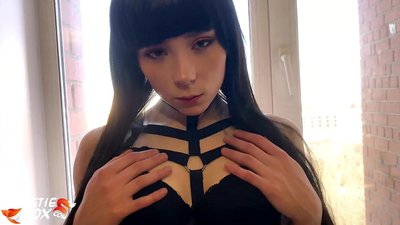 Жешката бринета цица длабоко и чувствително заебана за пари